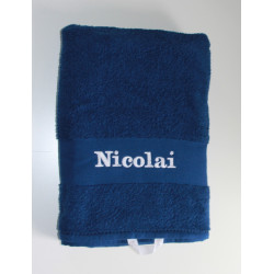 Mørkeblå håndklæde med navn på